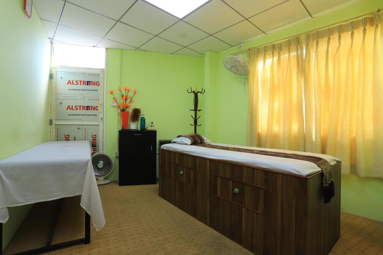 Oyo 591 Hotel Blue Moon Dharampur Екстер'єр фото
